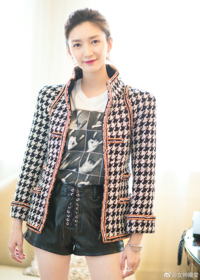 内地美女演员江疏影出席优酷活动大秀美腿小姐 8