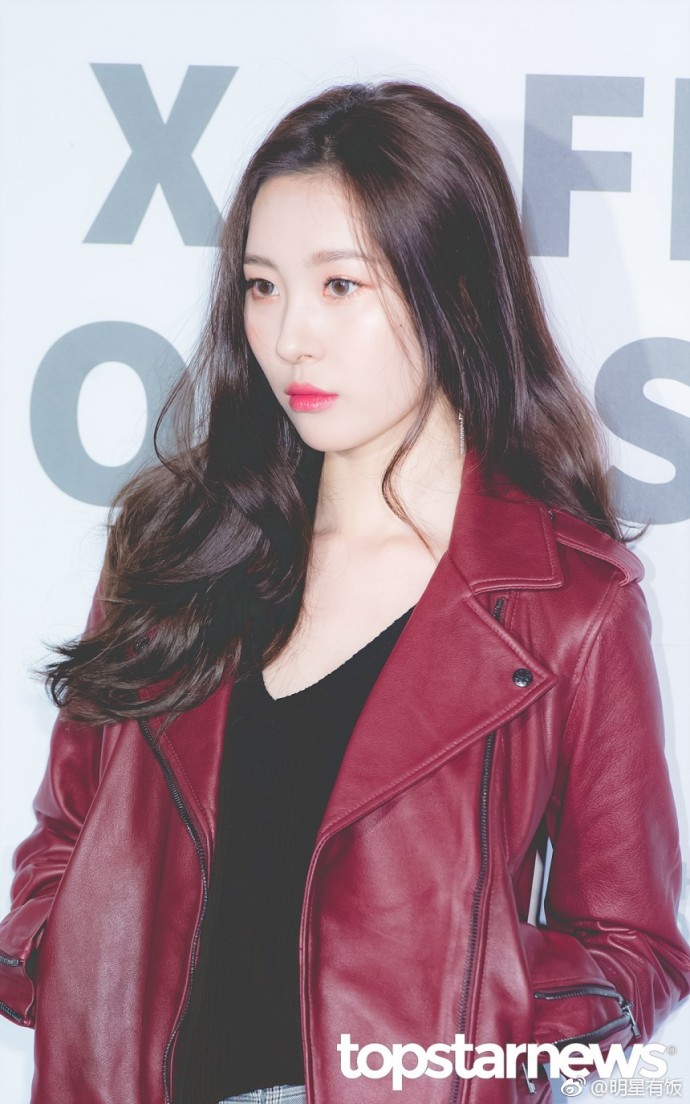 韩国第一美腿美女李宣美红色皮衣出席活动图片 3