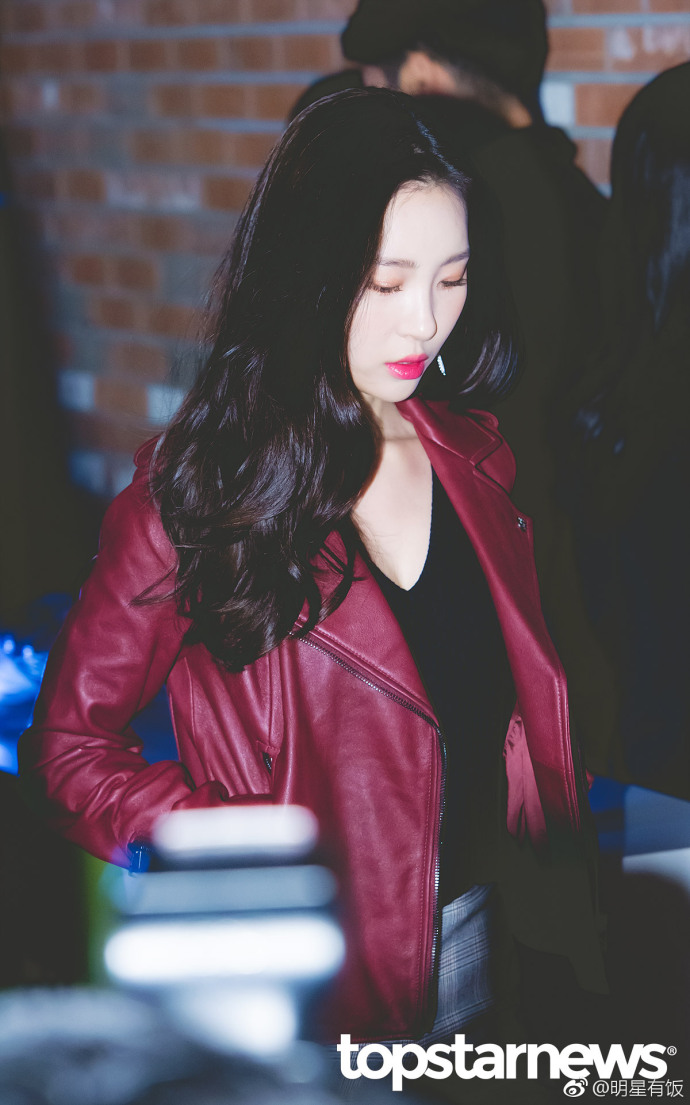 韩国第一美腿美女李宣美红色皮衣出席活动图片 4