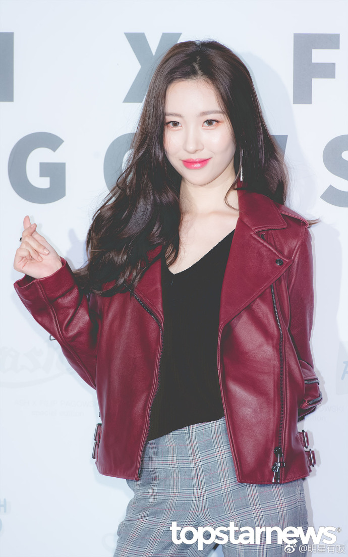 韩国第一美腿美女李宣美红色皮衣出席活动图片 7