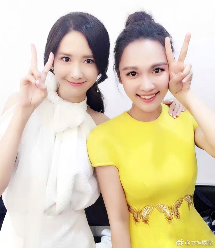 中韩美女明星孙骁骁、林允儿俏皮自拍清新脱俗