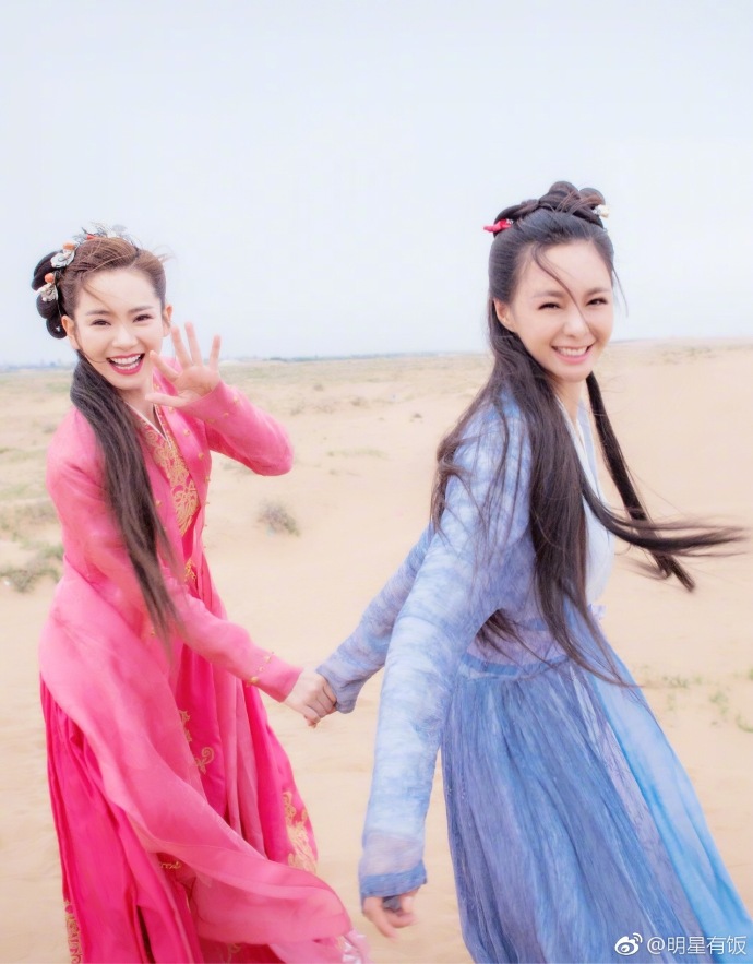 内地美女明星沈梦辰戚薇如仙女下凡般嘟嘴亲吻 4