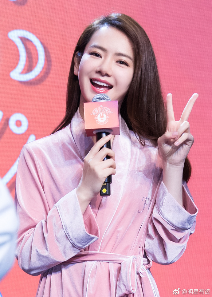 内地美女明星沈梦辰戚薇如仙女下凡般嘟嘴亲吻 6