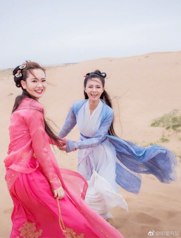 内地美女明星沈梦辰戚薇如仙女下凡般嘟嘴亲吻 8