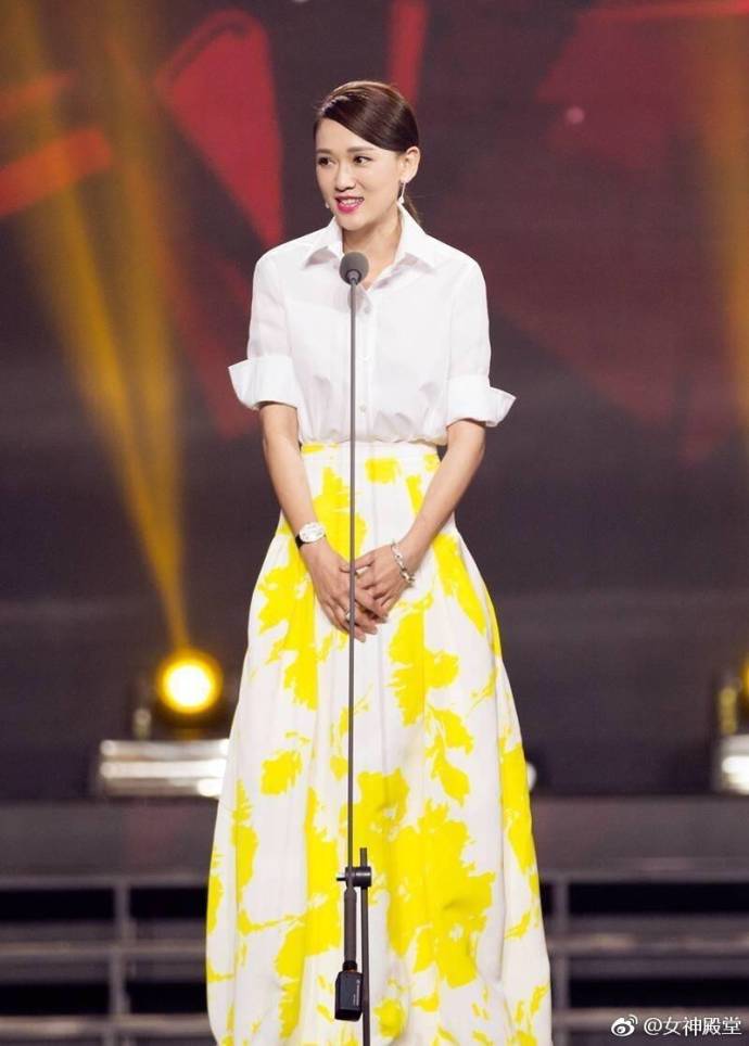 大眼美女明星蒋欣和陈乔恩撞衫非常少女的搭配 4
