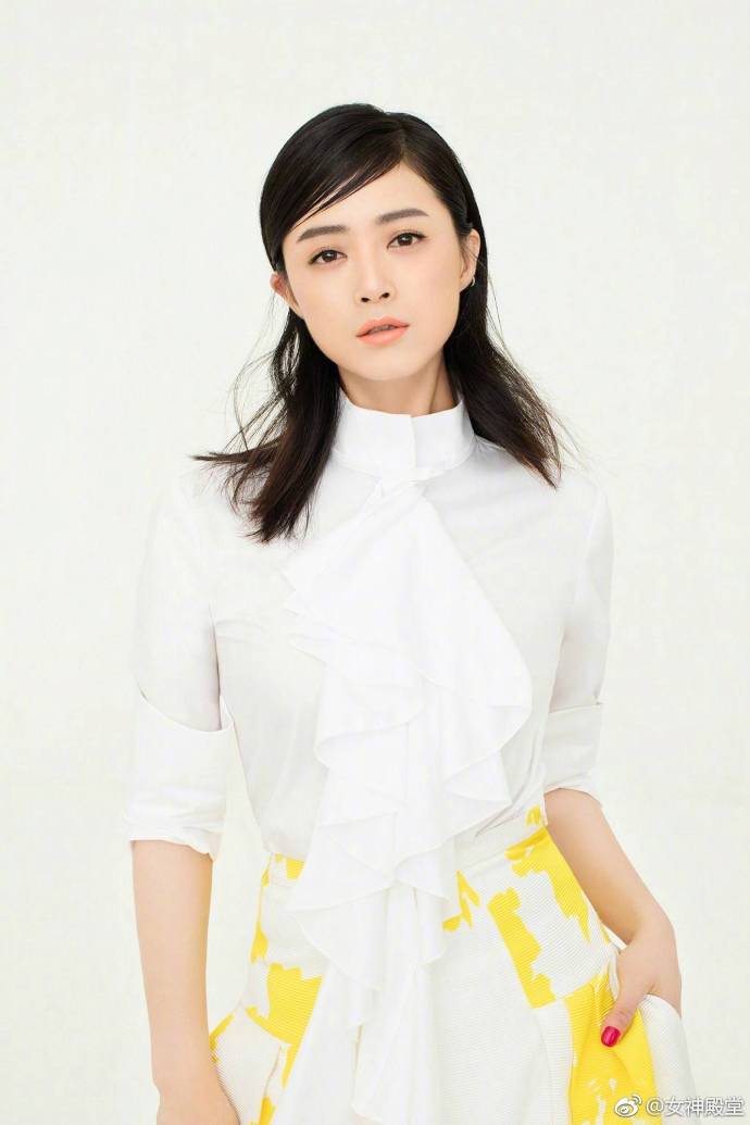 大眼美女明星蒋欣和陈乔恩撞衫非常少女的搭配 5