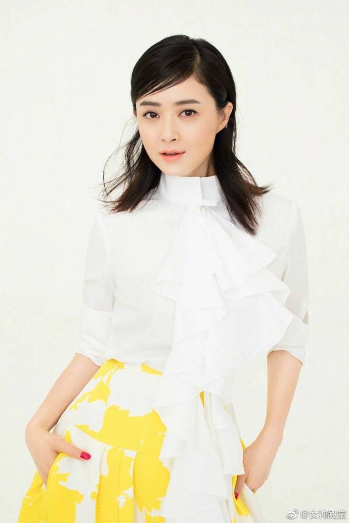 大眼美女明星蒋欣和陈乔恩撞衫非常少女的搭配 6