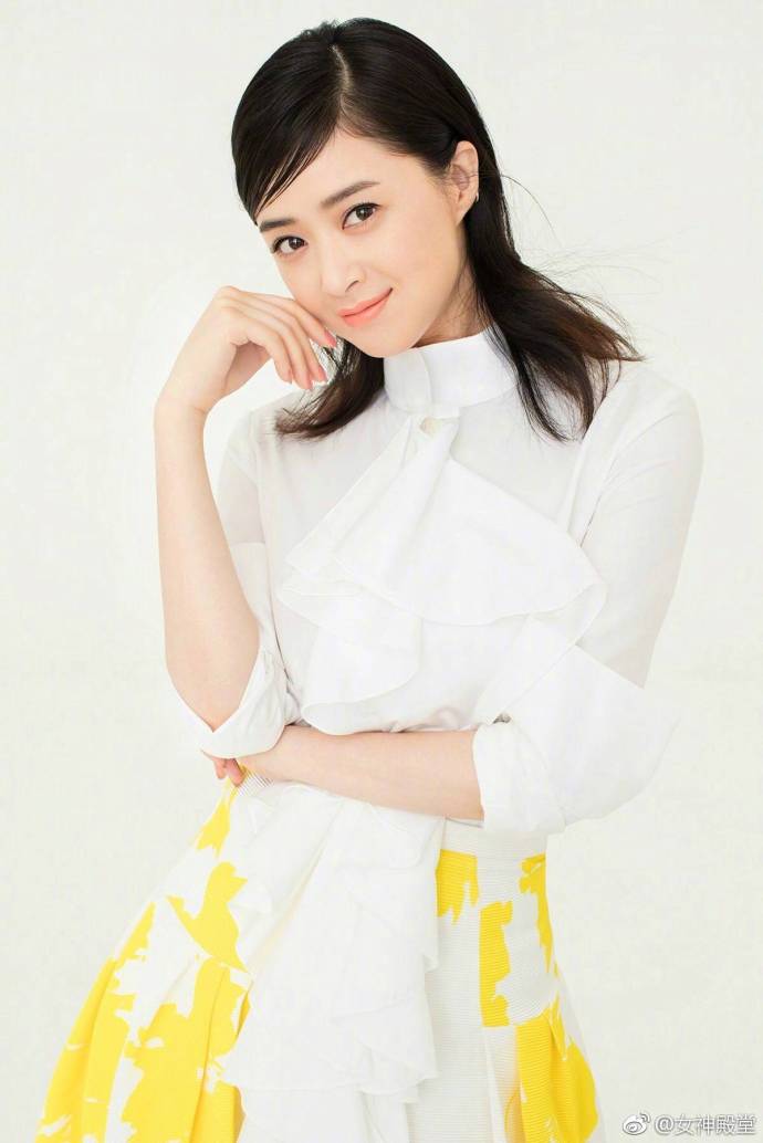 大眼美女明星蒋欣和陈乔恩撞衫非常少女的搭配 7