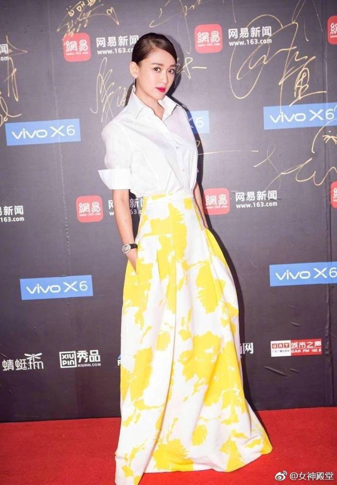大眼美女明星蒋欣和陈乔恩撞衫非常少女的搭配 8