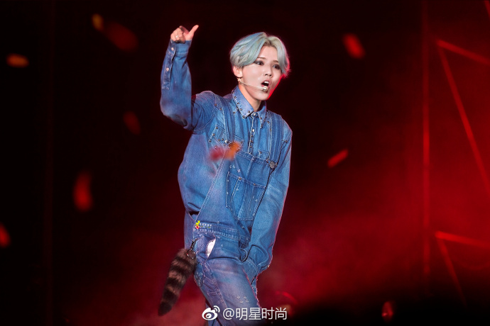小鲜肉男明星帅哥鹿晗浓妆艳抹表演图片 5