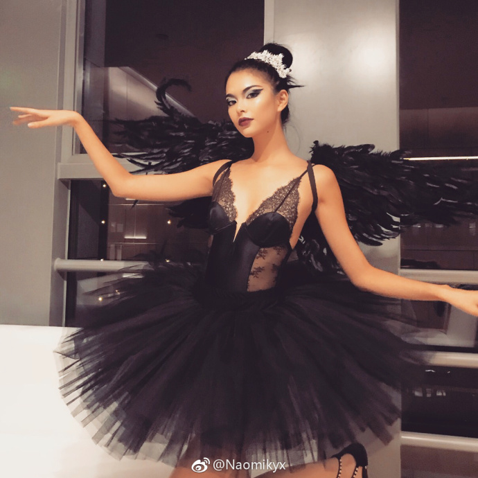 欧美范香港美女模特Naomi黑天鹅性感图片 2