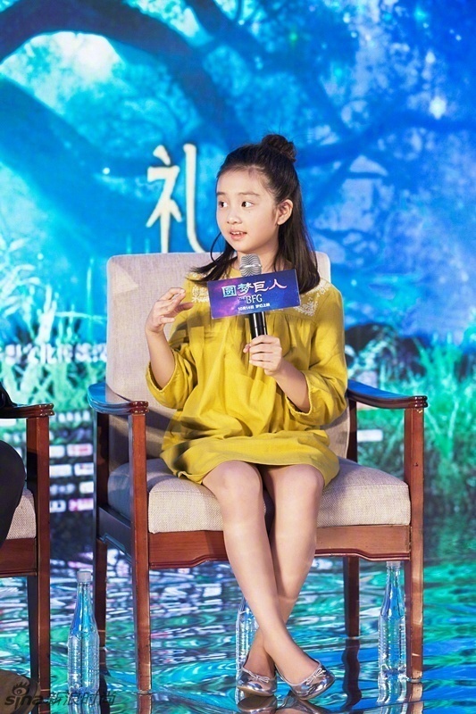星二代11岁的黄多多已经出落成独立自信的少女模 8