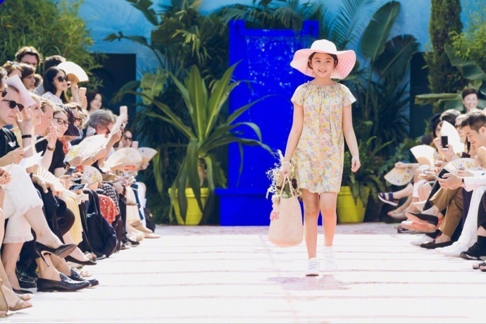 星二代11岁的黄多多已经出落成独立自信的少女模 9