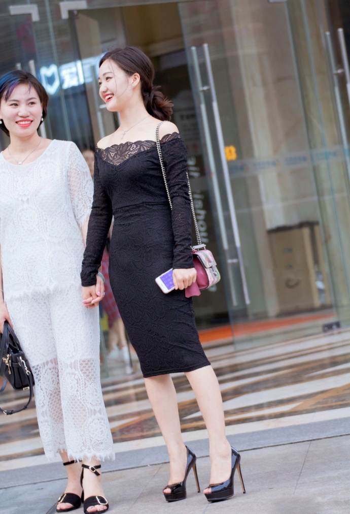 优雅美女褐色连衣裙搭配黑色鱼嘴细跟高跟鞋性