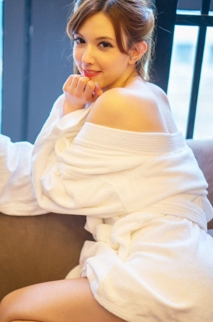 日本av女优泷泽萝拉性感图片穿上衣服的看上去更