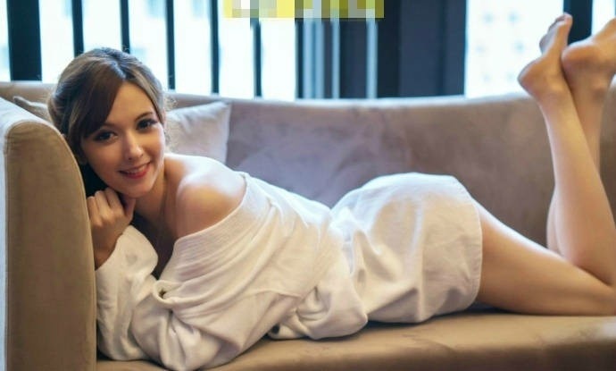 日本av女优泷泽萝拉性感图片穿上衣服的看上去更 4