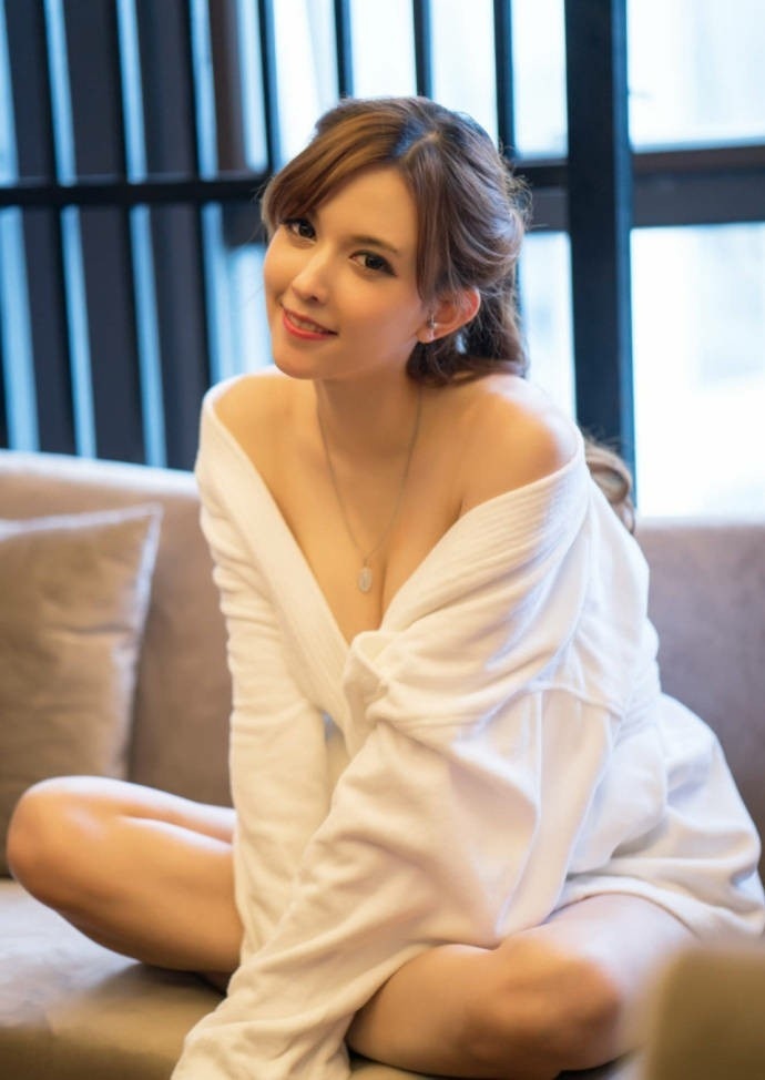 日本av女优泷泽萝拉性感图片穿上衣服的看上去更 6
