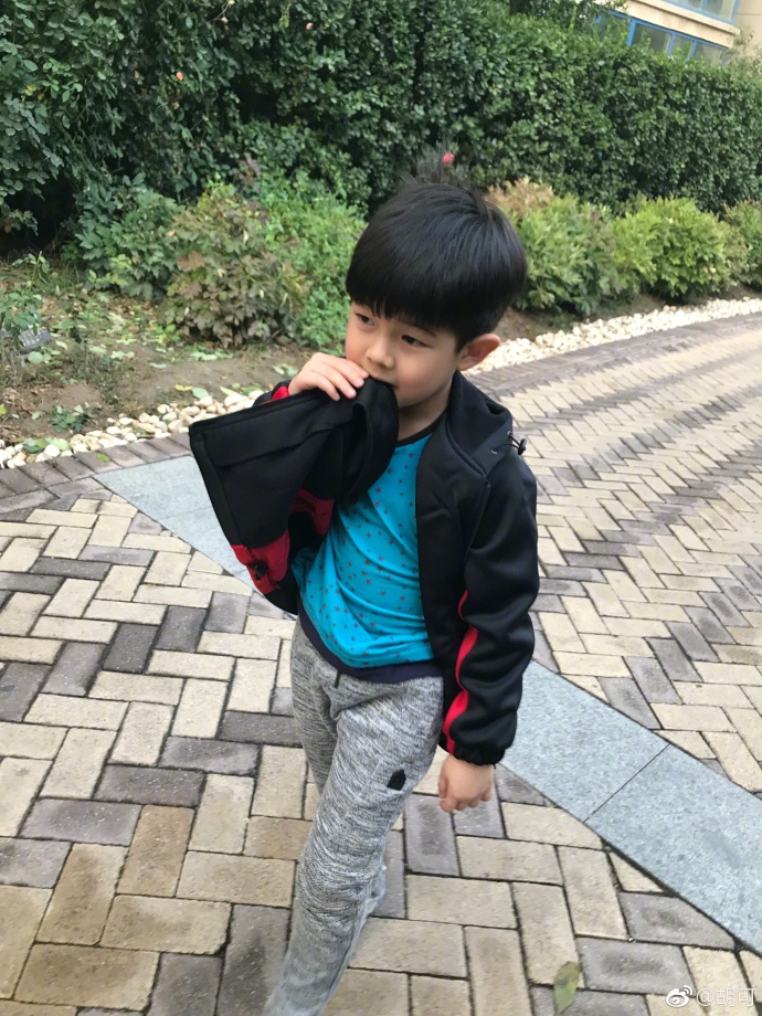 最萌星二代中国版宋仲基安吉小帅哥图片 8