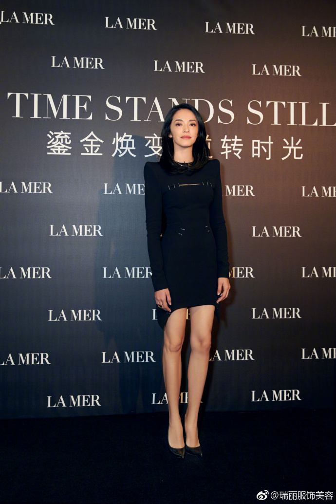 LA MER新品发布会姚晨小黑裙搭配尖头高跟鞋优雅 4