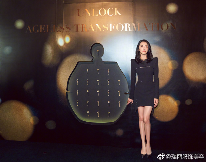 LA MER新品发布会姚晨小黑裙搭配尖头高跟鞋优雅 6