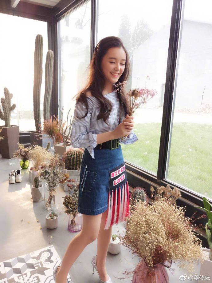 00后清纯美女蒋依依阳光图片 9