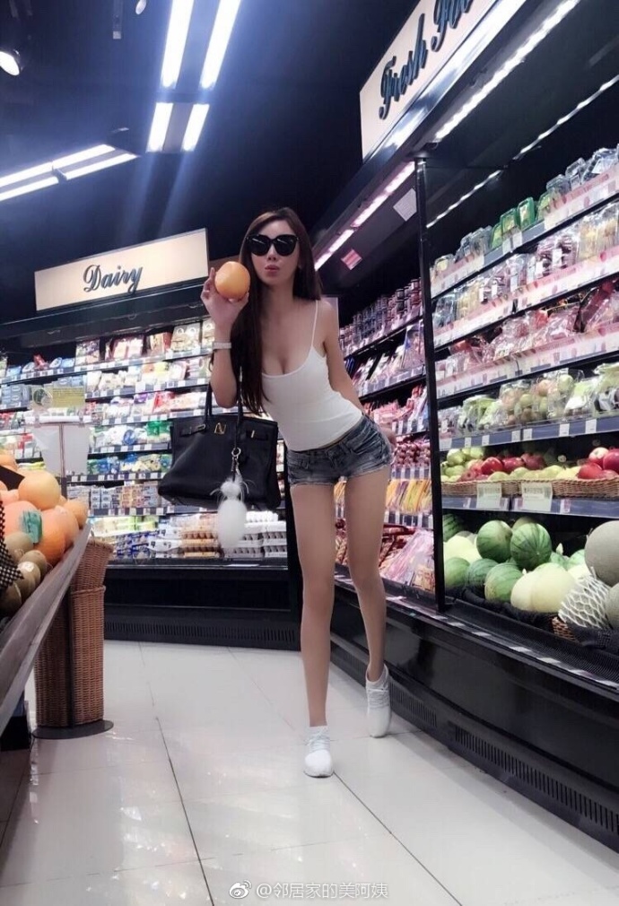 大长腿美女齐逼短裤性感街拍图片