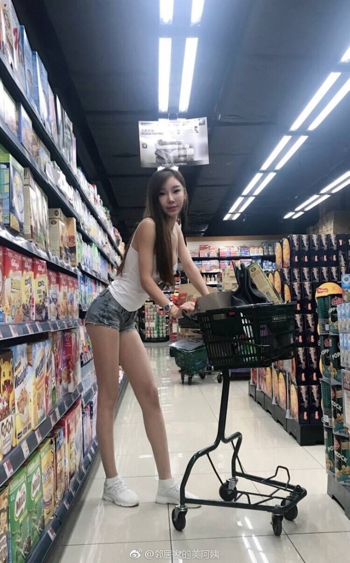 大长腿美女齐逼短裤性感街拍图片 3