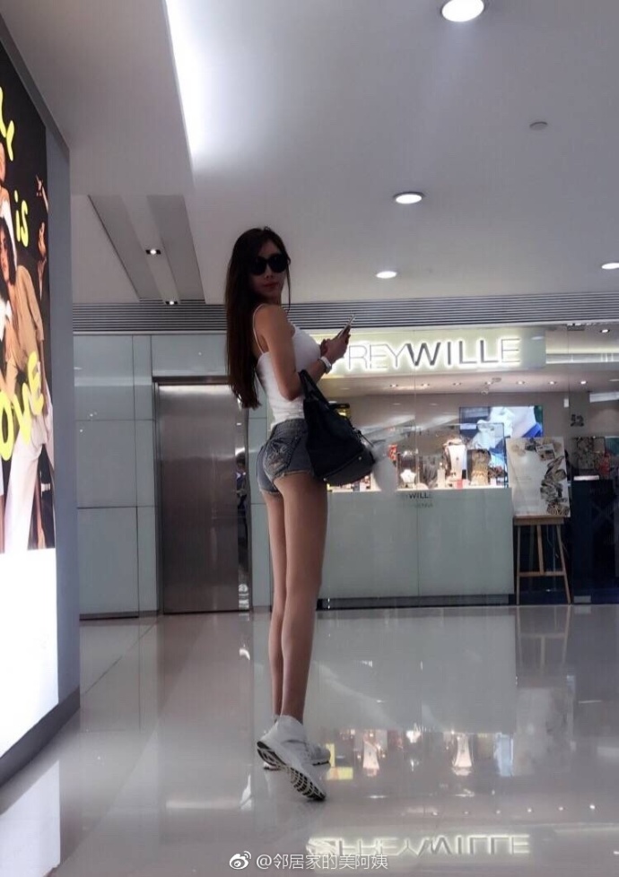 大长腿美女齐逼短裤性感街拍图片 7