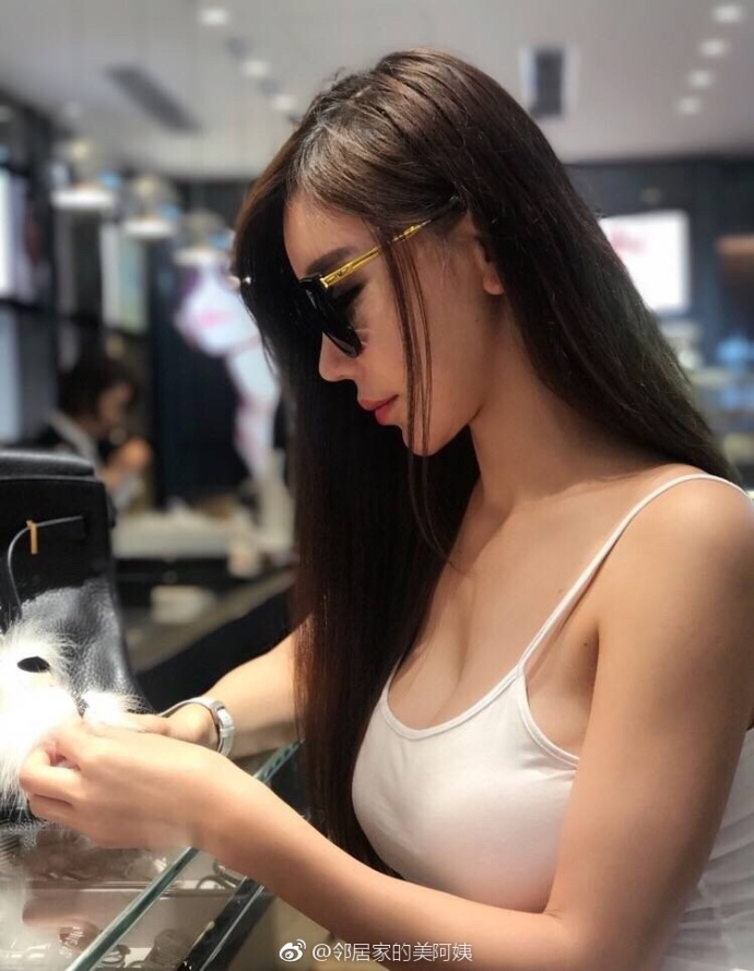 大长腿美女齐逼短裤性感街拍图片 9