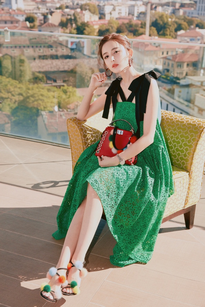 新疆美女明星古力娜扎肤白貌白天鹅颈图片 3