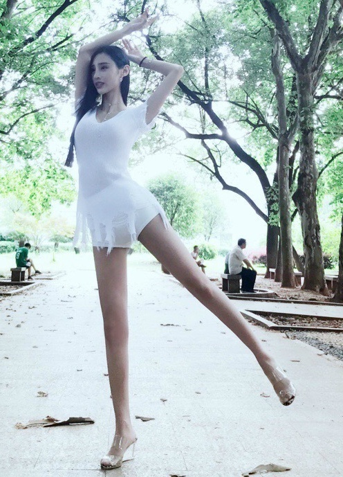 中国第一美腿车模吴春怡性感图片