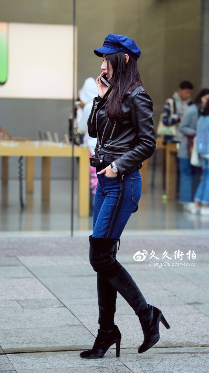 大长腿清纯美女皮衣长靴街拍图片有点像张柏芝 8