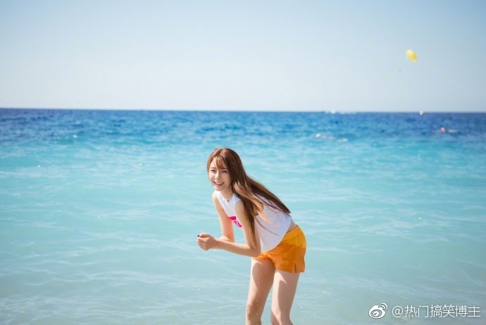 湖南美女主持人沈梦辰海边清凉写真 5