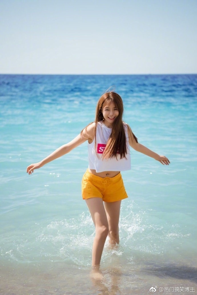 湖南美女主持人沈梦辰海边清凉写真 7