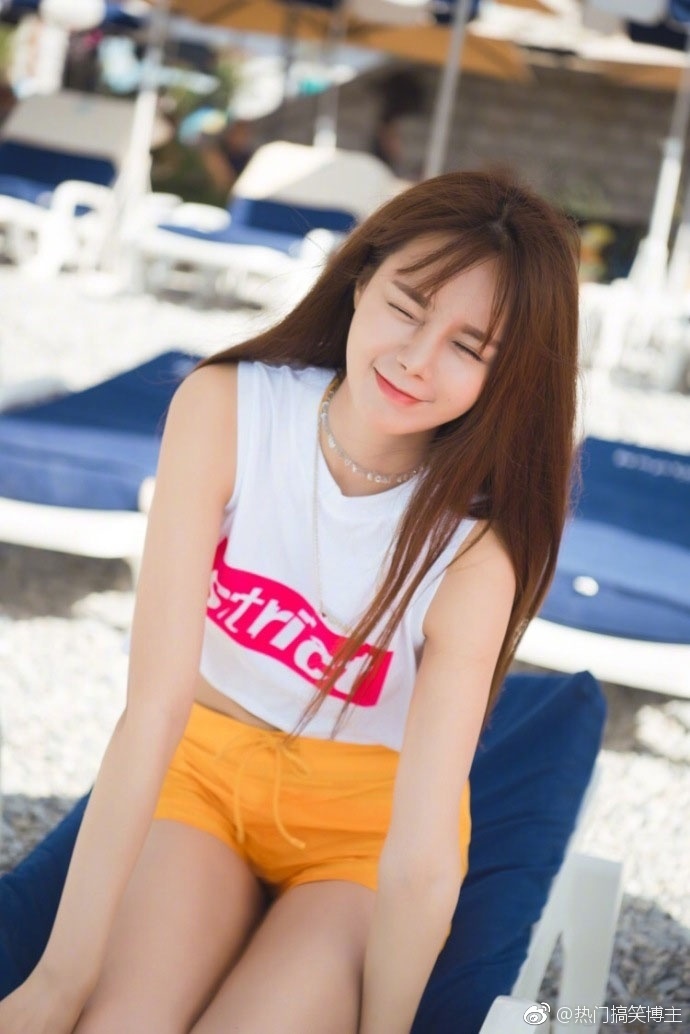 湖南美女主持人沈梦辰海边清凉写真 8