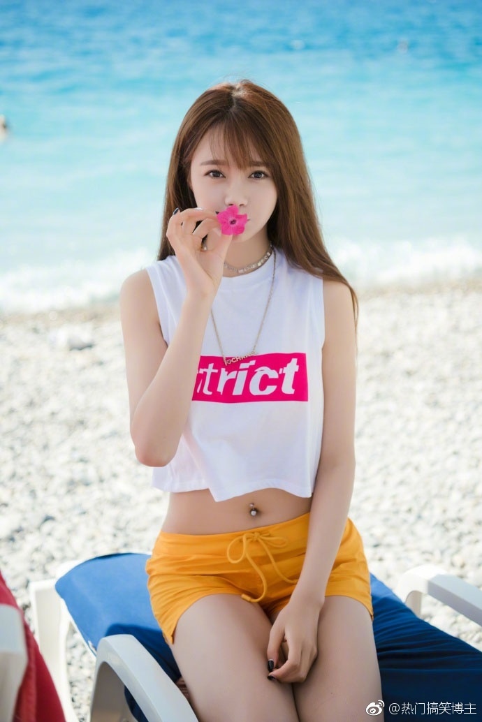 湖南美女主持人沈梦辰海边清凉写真 9