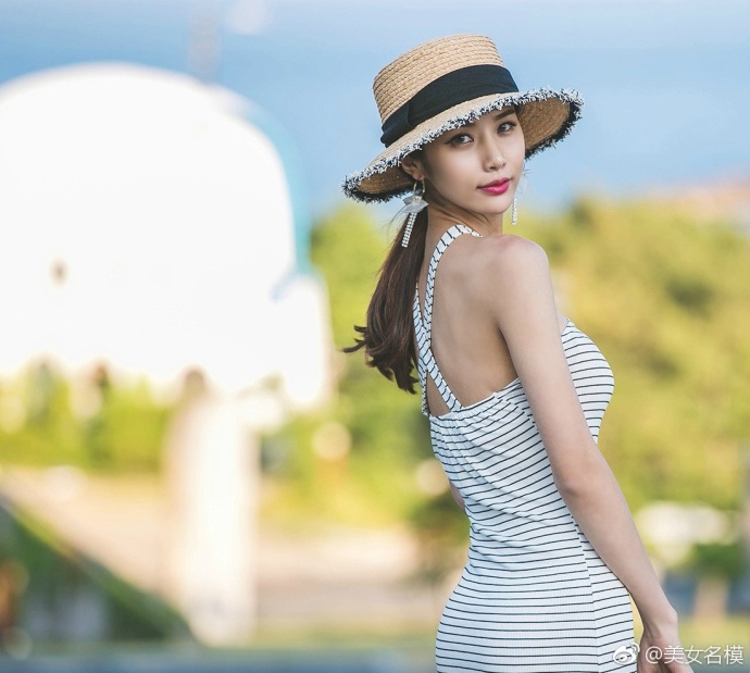 大长腿美女模特条纹吊带连衣裙性感图片 2