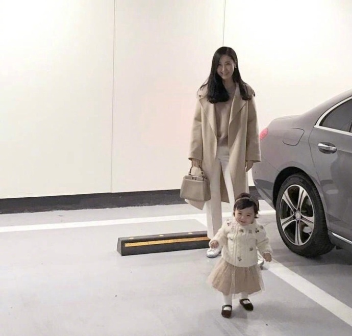 气质辣妈装素色系就很凸显气质穿衣搭配技巧