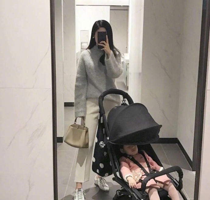 气质辣妈装素色系就很凸显气质穿衣搭配技巧 3