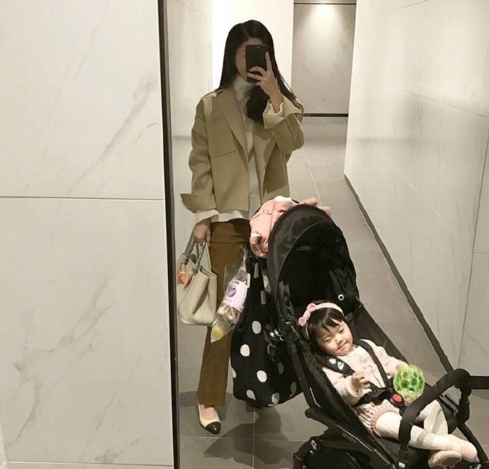 气质辣妈装素色系就很凸显气质穿衣搭配技巧 4