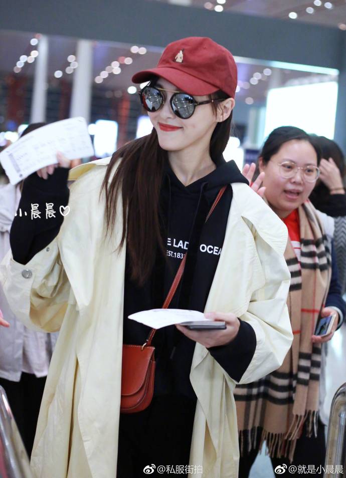 上海美女明星唐嫣私服街拍之机场时尚街拍图片 3