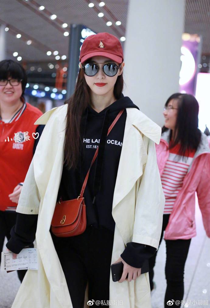 上海美女明星唐嫣私服街拍之机场时尚街拍图片 4