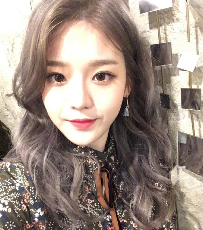 很显肤白的浅亚麻色系发色网络美女大波浪卷自 7