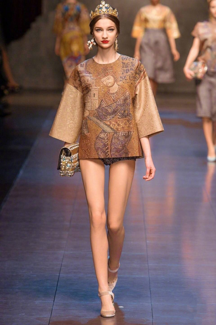 欧美美女模特演绎Dolce & Gabbana梵蒂冈的女王 7