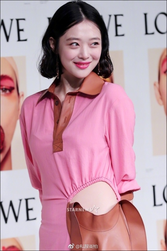 韩国美女明星崔雪莉出席某时尚活动私服街拍 6