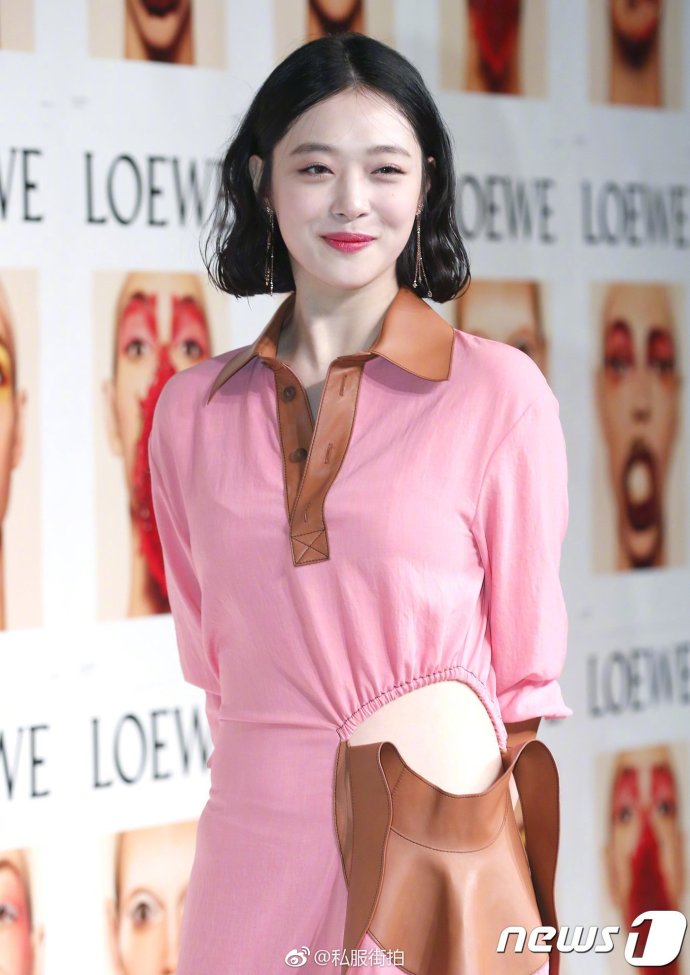 韩国美女明星崔雪莉出席某时尚活动私服街拍 7