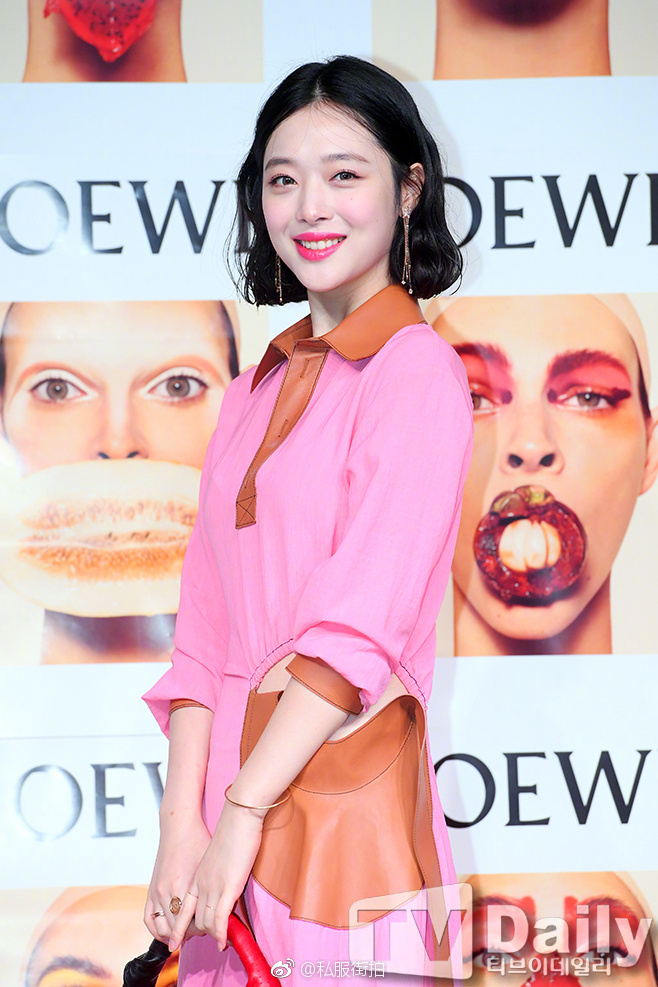 韩国美女明星崔雪莉出席某时尚活动私服街拍 9