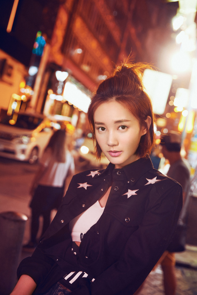 李一桐时尚街拍化身&ldquo;夜精灵&rdquo;率性时髦李一桐