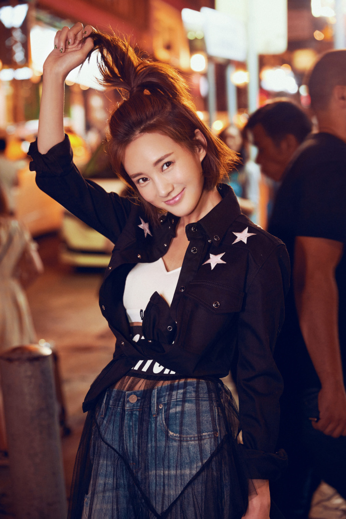 李一桐时尚街拍化身&ldquo;夜精灵&rdquo;率性时髦李一桐 2