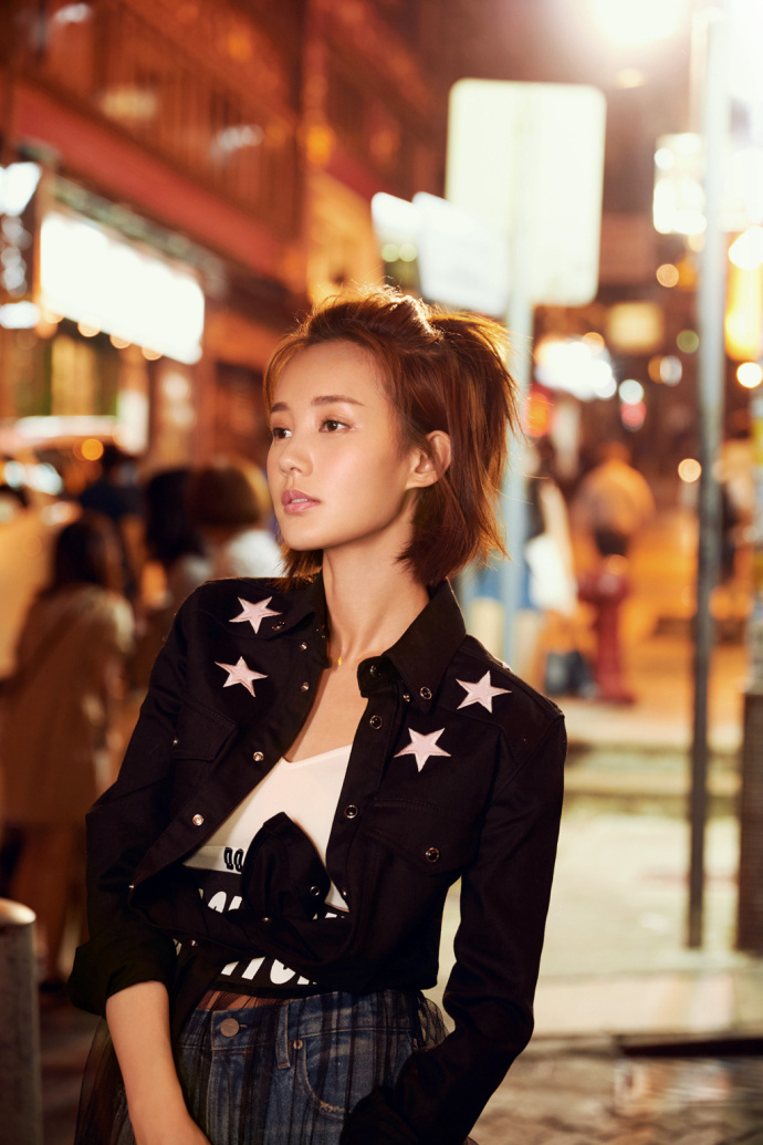 李一桐时尚街拍化身&ldquo;夜精灵&rdquo;率性时髦李一桐 5
